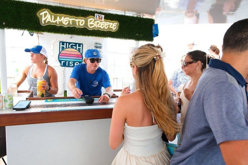 Un stand de nourriture avec une enseigne indiquant « Palmetto Breeze » et un logo « HIGH RISE ». 2