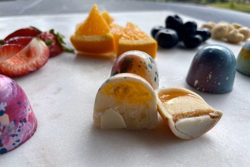 Verschillende kleurrijke ijsvormen en fruit op een tafel. 2