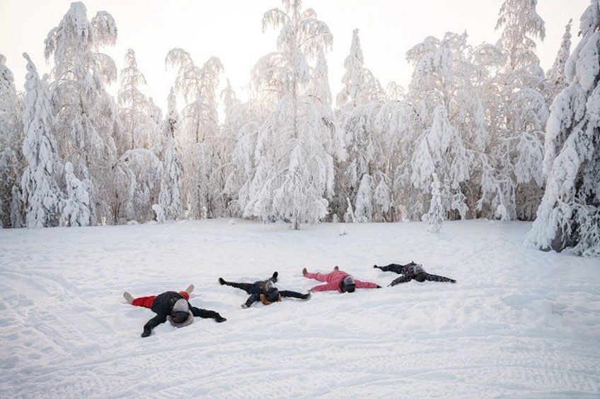 Un paisaje nevado con árboles cubiertos de nieve. 5