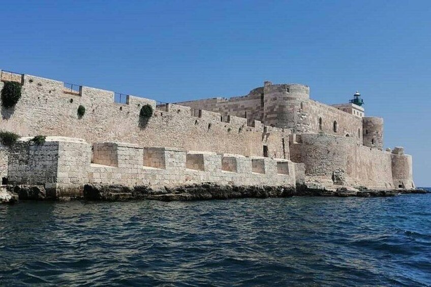 Une forteresse de pierre historique, située en bord de mer. 5