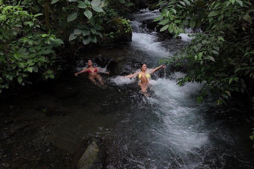 Dos personas nadando en una cascada. 2