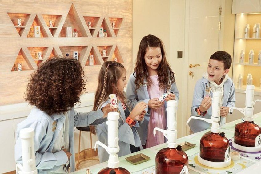 Niños participan en un experimento científico usando vasos de precipitados y tubos de ensayo. 5