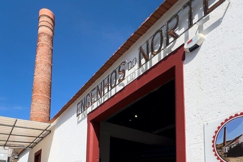 En bygning med en rød og hvid facade, skorsten og skiltet 'ENGENHOS do NORTE'. 5