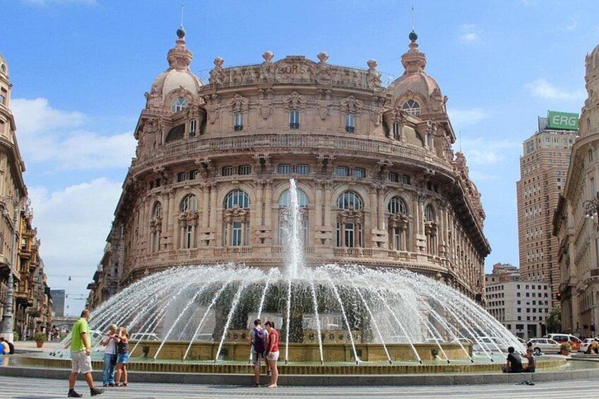 Un bâtiment historique avec une grande fontaine à l’avant. 1