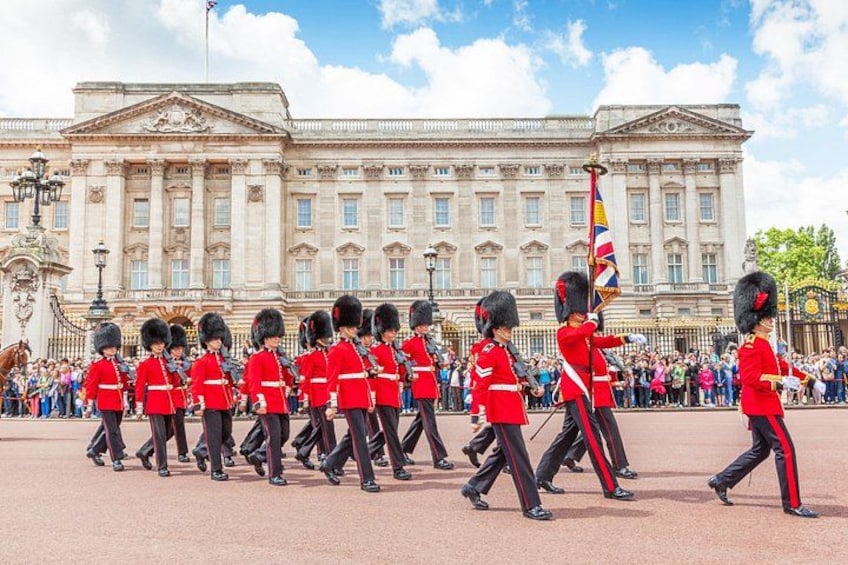 Guided tour witnessing the Changing of Guards at Buckingham Palace 4