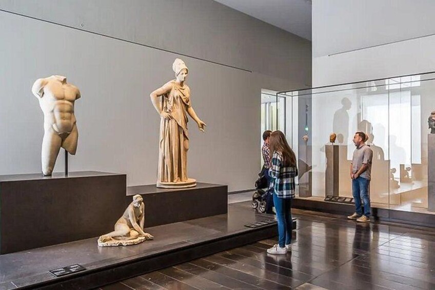 Interior de museo con esculturas clásicas expuestas. 5