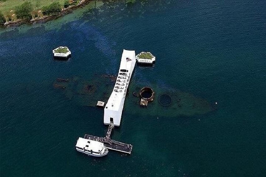 Vista aérea de un muelle con un bote, un espigón y varias islas pequeñas. 3
