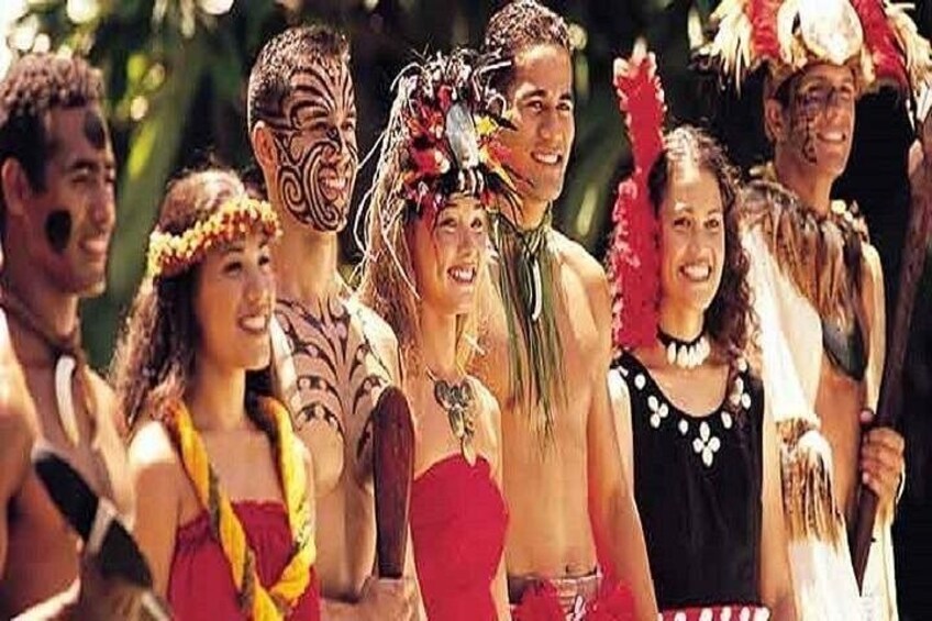 Un grupo de personas con vestimenta tradicional, rostros pintados y tocados. 2