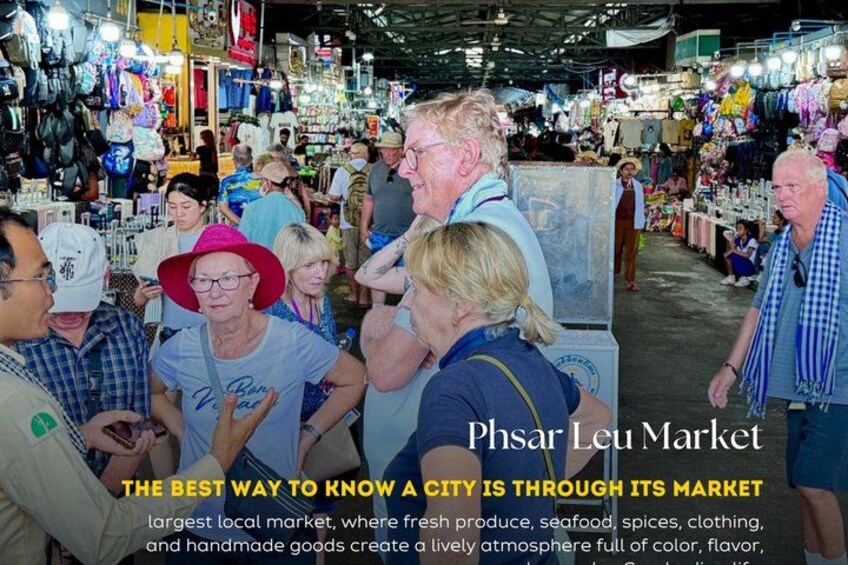 Un mercado animado con gente recorriendo puestos que ofrecen productos frescos, mariscos y artesanías hechas a mano. 5