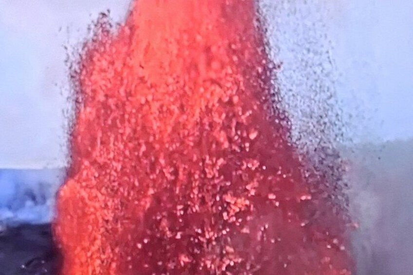 Gros plan d’une substance rouge et poudreuse qui se disperse. 3