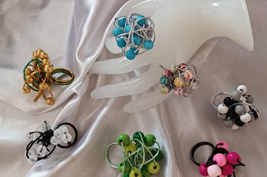 Différents élastiques et barrettes colorés sur un fond en tissu blanc. 5