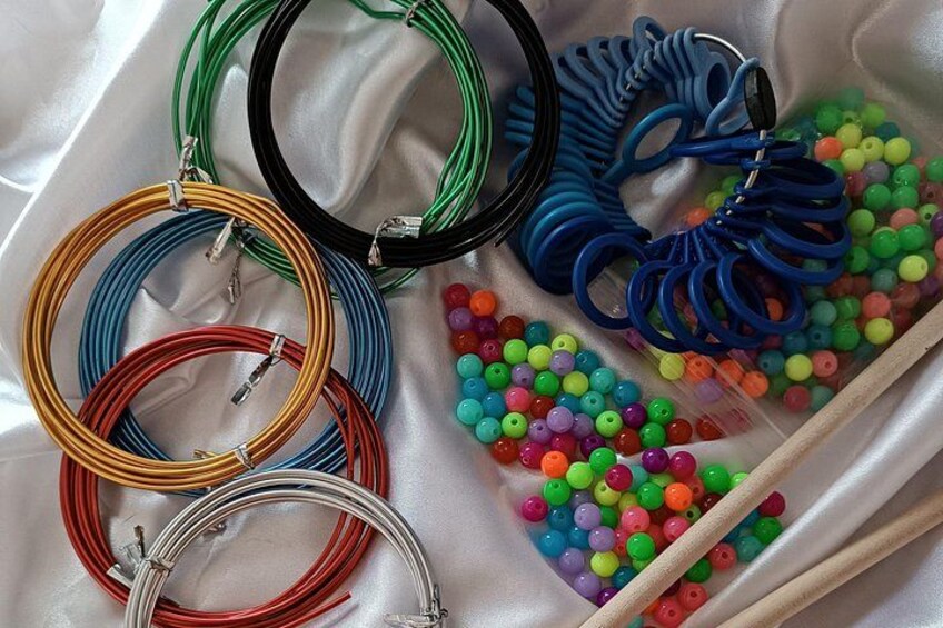 Différents câbles colorés enroulés et une collection de perles multicolores. 3