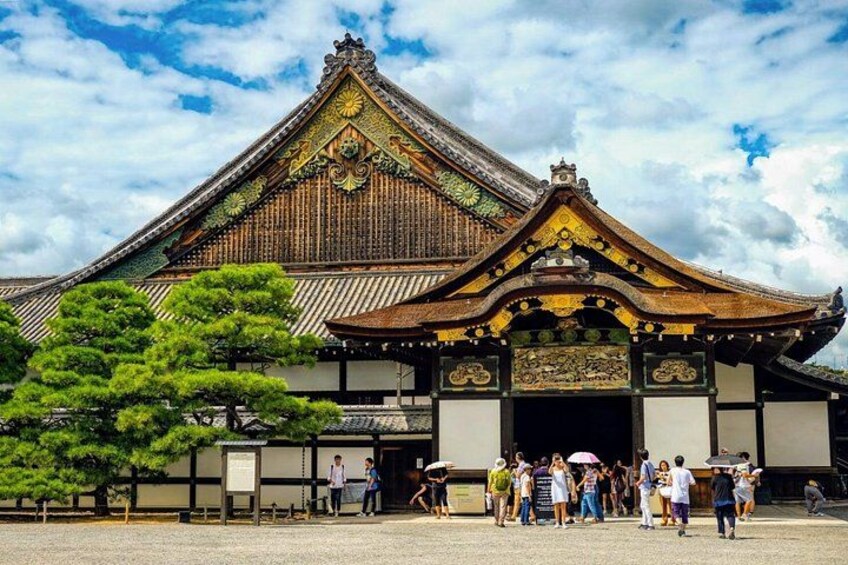Nijo Castle is a historic UNESCO World Heritage Site originally built as the residence of the Tokugawa shoguns, showcasing impressive architecture and beautiful gardens. 5