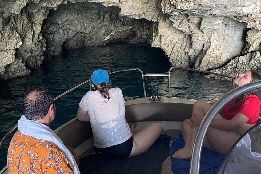 Ein Boot in einer Höhle mit Felswänden und Wasser. 3