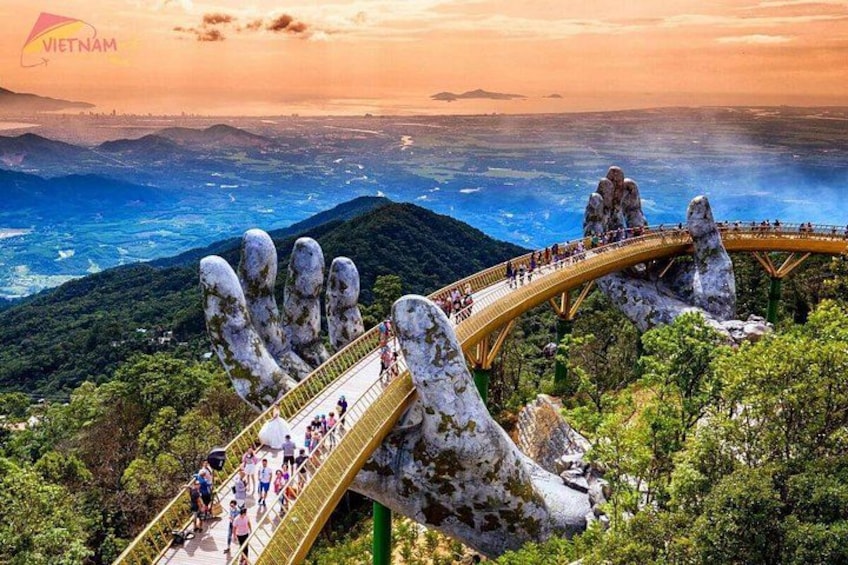Un puente sobre una formación rocosa con forma de mano, con vistas a la ciudad y montañas al fondo. 3