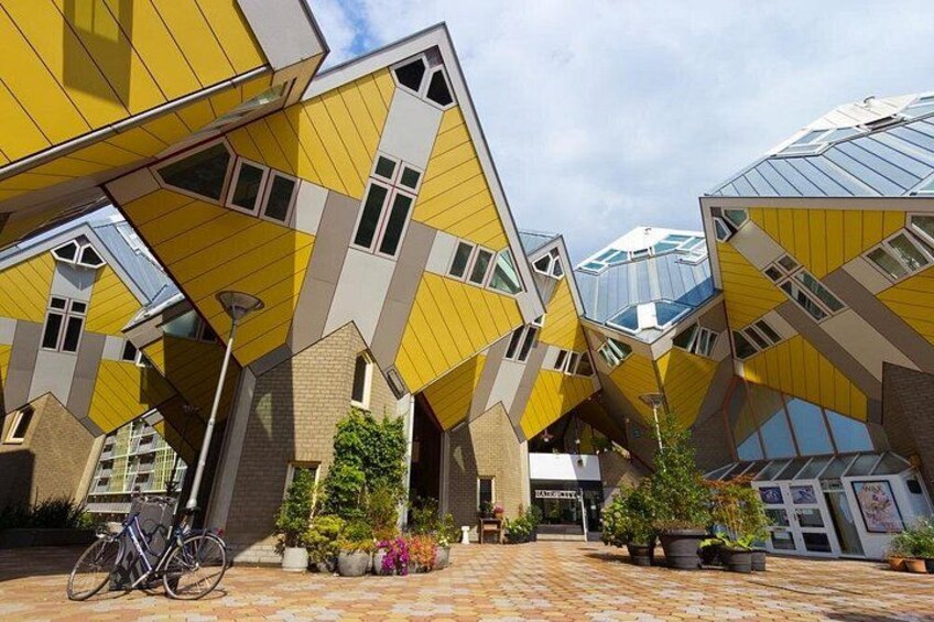 Un bâtiment au design géométrique original, caractérisé par de nombreux angles, avec un vélo garé devant. 3