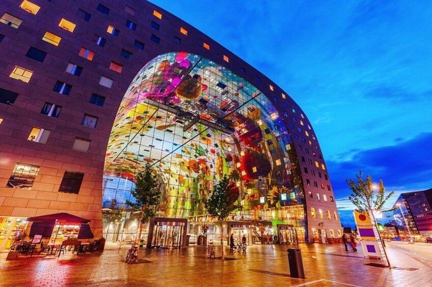 En moderne bygning med en buet glasfacade og et farverigt interiør. 3