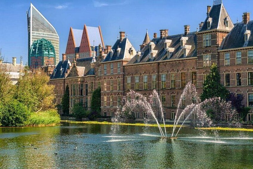 Un bâtiment historique, avec une fontaine au premier plan et une architecture moderne en arrière-plan. 1