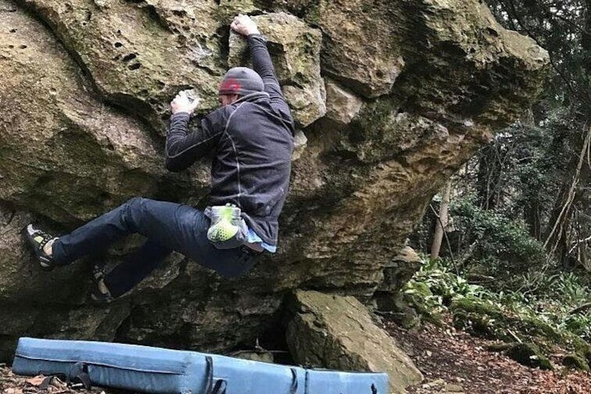 Una persona escalando una pared de roca. 2