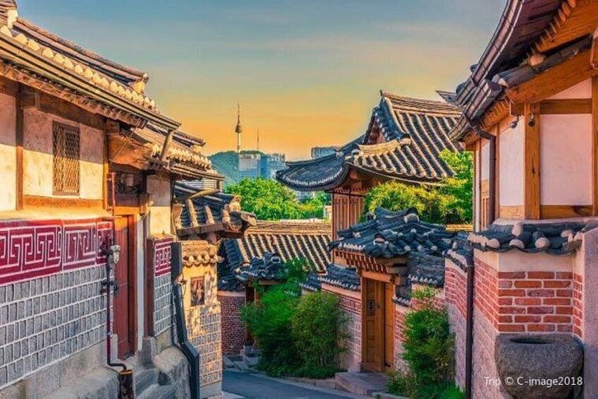 Architettura coreana tradizionale con tetti in tegole e muri in mattoni. 4