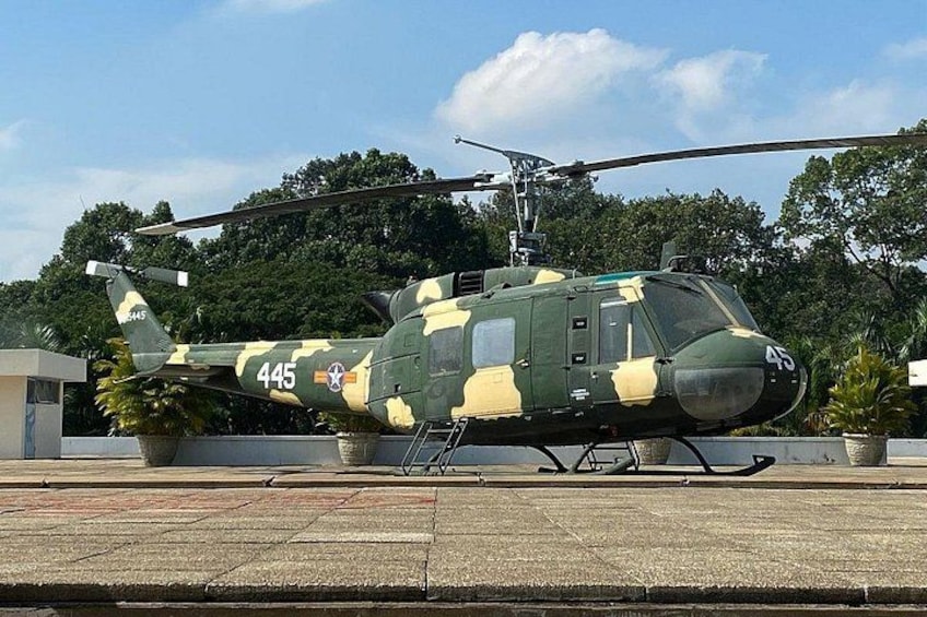 Un helicóptero militar con estampado de camuflaje y el número 445 en la cola. 3