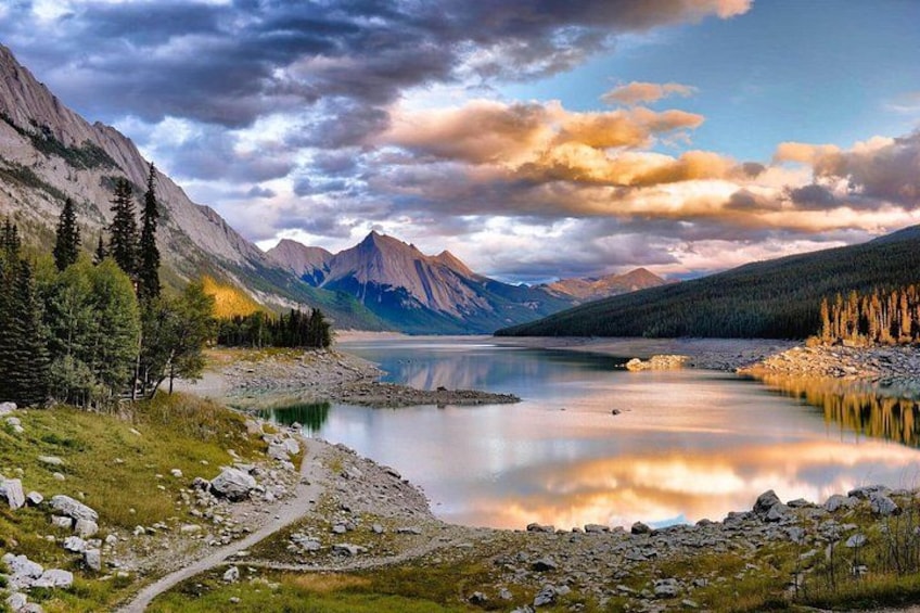 Jasper National Park Tour Maligne Valley, Medicine Lake with Walk 1