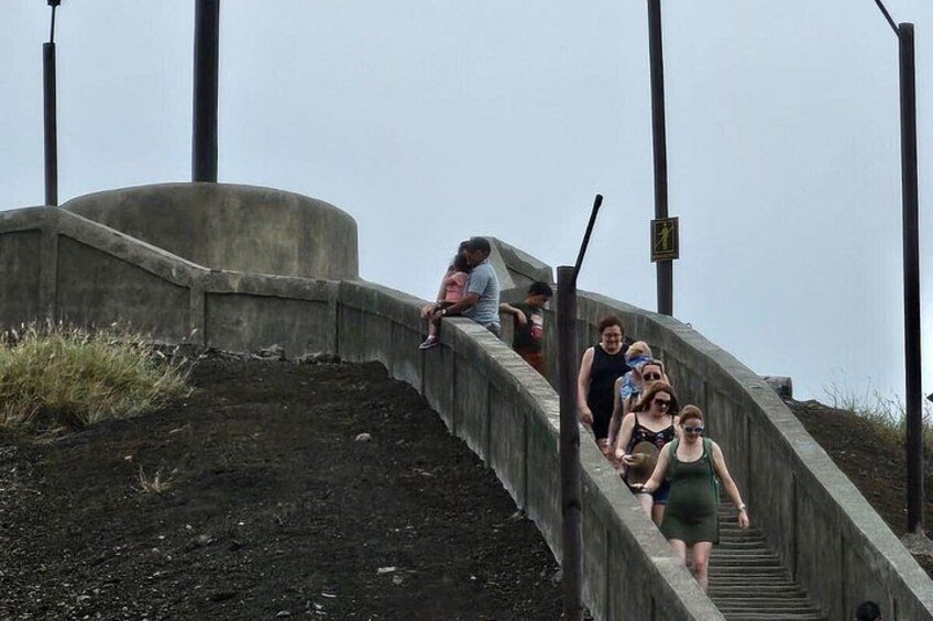 Folk går op ad en betondækket trappe. 2