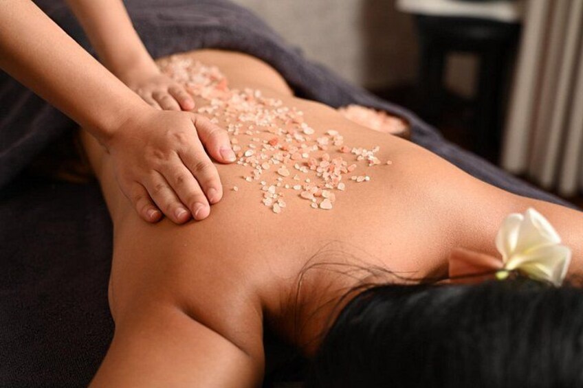 The skin care specialists at the Spa have the experience and knowledge to provide the best treatments for your skin. 2