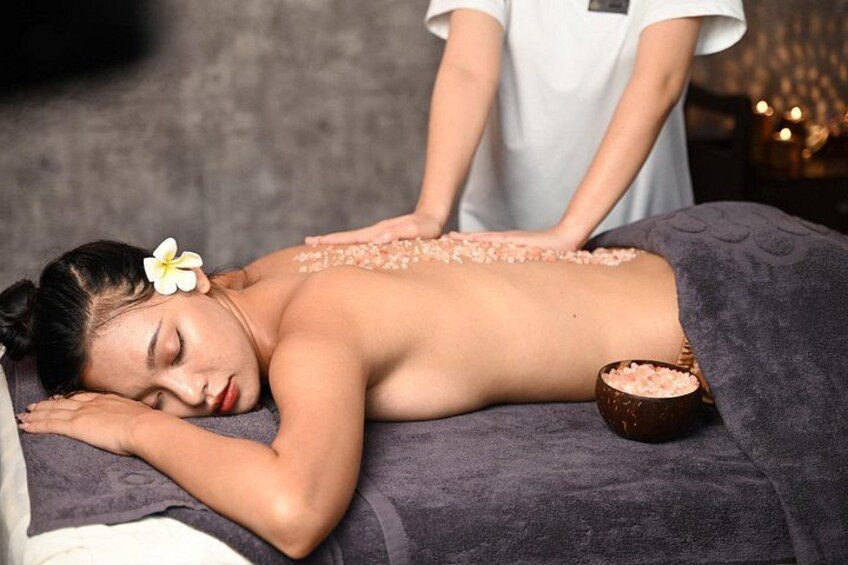 Sea salt exfoliation service at Oani Spa is one of the popular services and has many benefits for the skin. 1