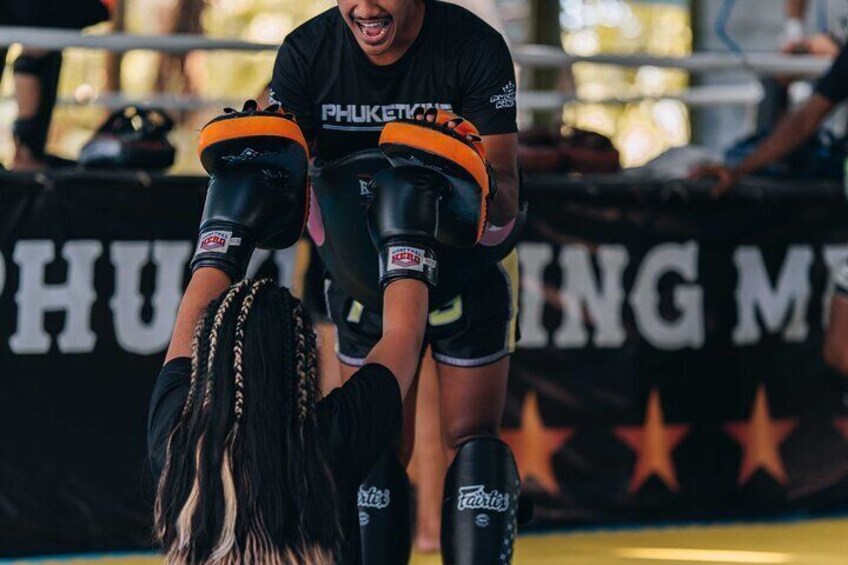 Una persona con atuendo negro y naranja y equipo de protección, posiblemente en un entrenamiento o competición. 1