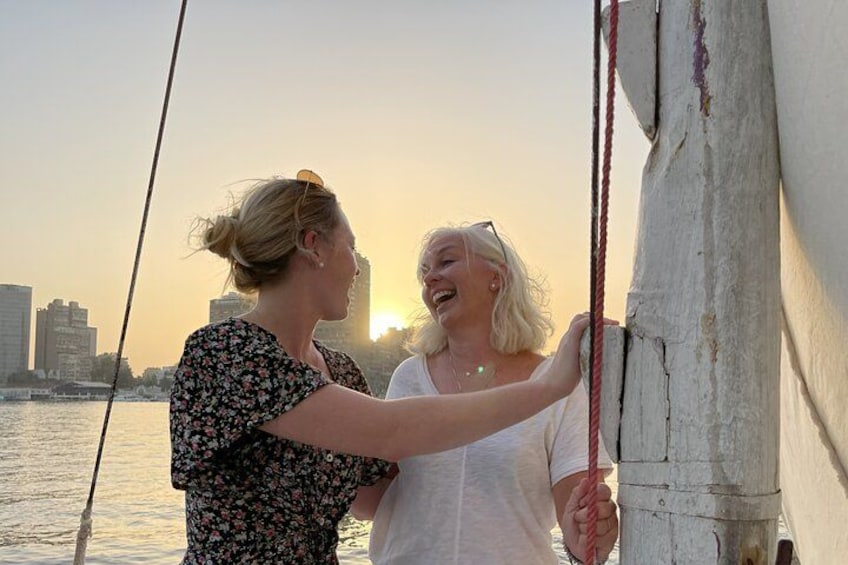 Zwei Personen in einem Boot, eine Person hält ein Seil. 1