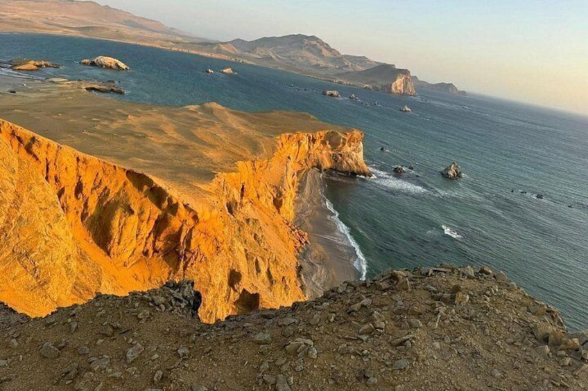 Un paisaje costero con acantilados y el océano. 4