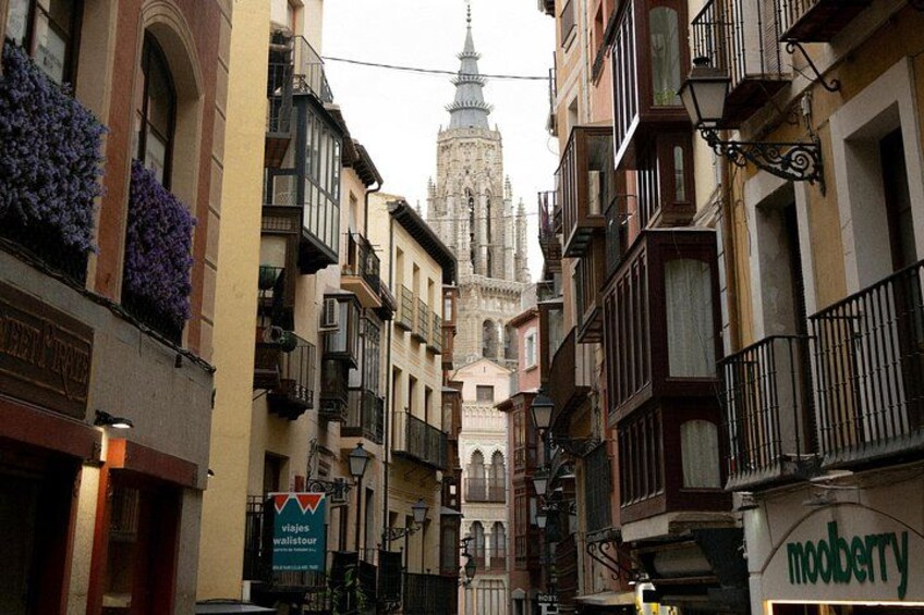 Una calle estrecha con edificios, un cartel que dice 'vallejos wallstreet' y una tienda 'mooberry'. 5