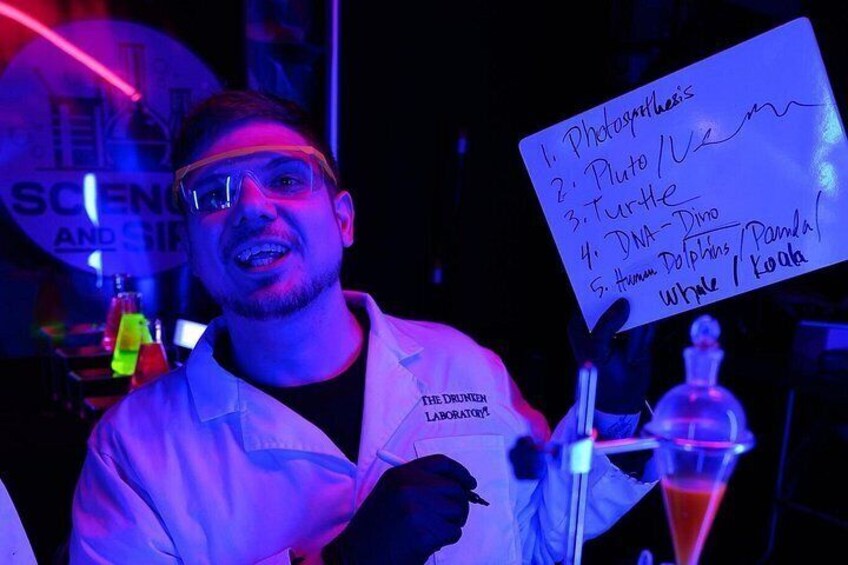 Una persona con bata blanca sostiene un cartel con una lista de elementos. 4