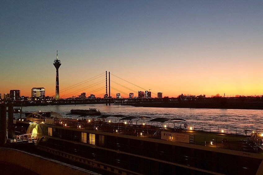 Een stadszicht in de schemering met een opvallende toren en een brug. 4