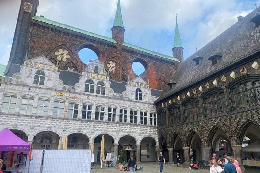 Un edificio histórico con ventanas de arco y una torre con reloj. 2