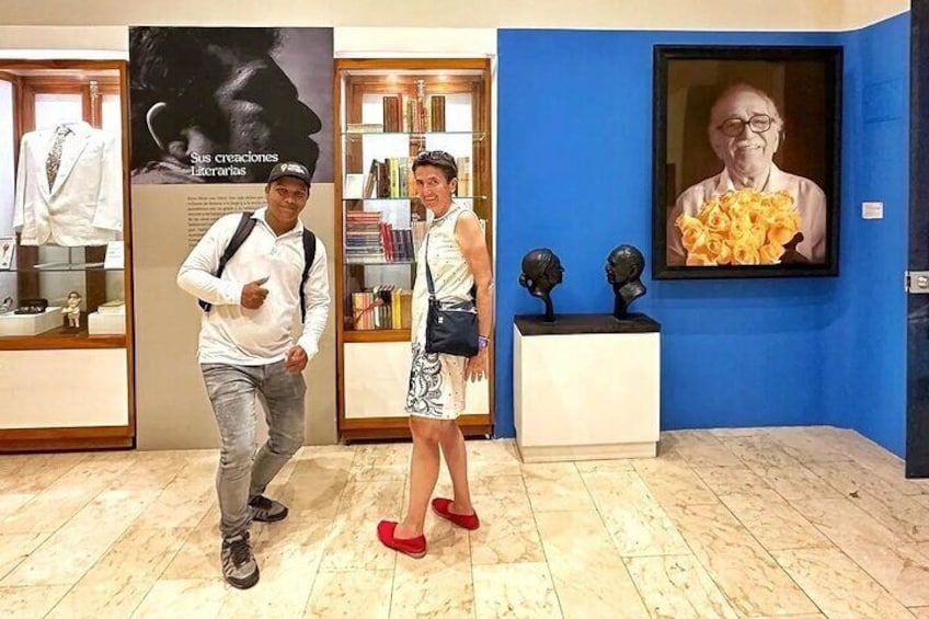 Interior de una librería con estanterías, un retrato enmarco y dos esculturas de busto. 5