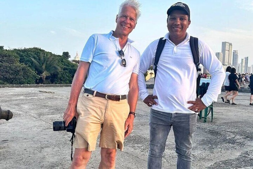 Dos personas de pie sobre una superficie de concreto con un horizonte urbano al fondo. 4