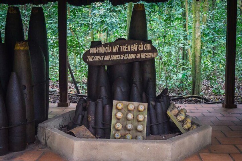 Exhibición de armamento militar con un cartel en vietnamita. 5