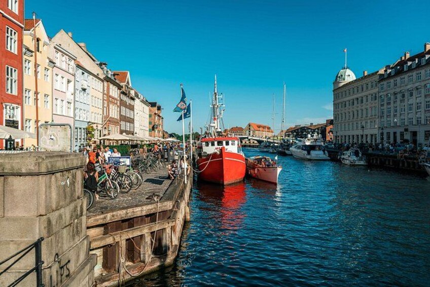 Ein Hafen mit Booten, einer Brücke und Gebäuden entlang des Ufers. 2