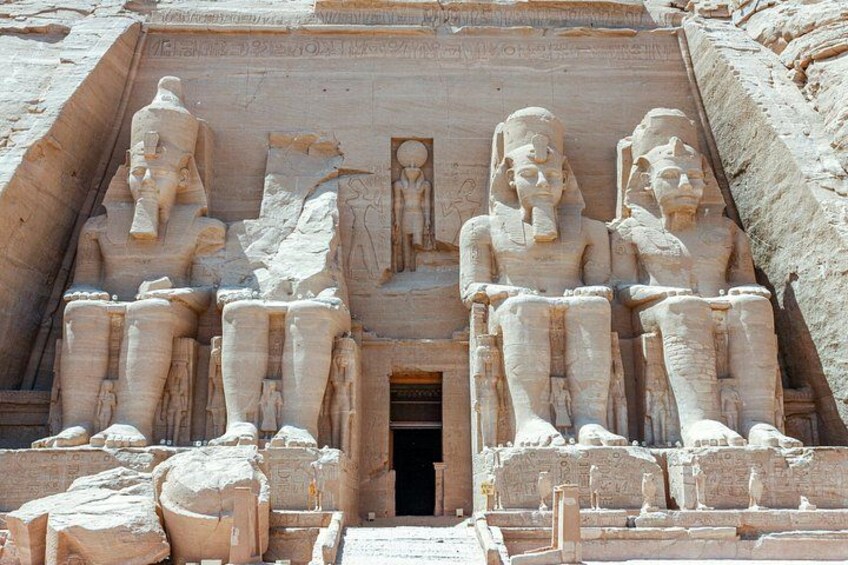 En stor stengrunding med flere siddende figurer, en midterliggende indgang og hieroglyffer. 3