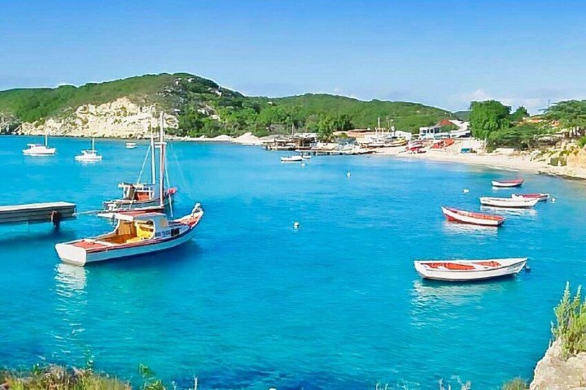 Boka Sami, a serene bay on the southwest coast of Curaçao, surrounded by rocky cliffs and lush greenery. The calm turquoise waters provide a peaceful spot for swimming and snorkeling 4