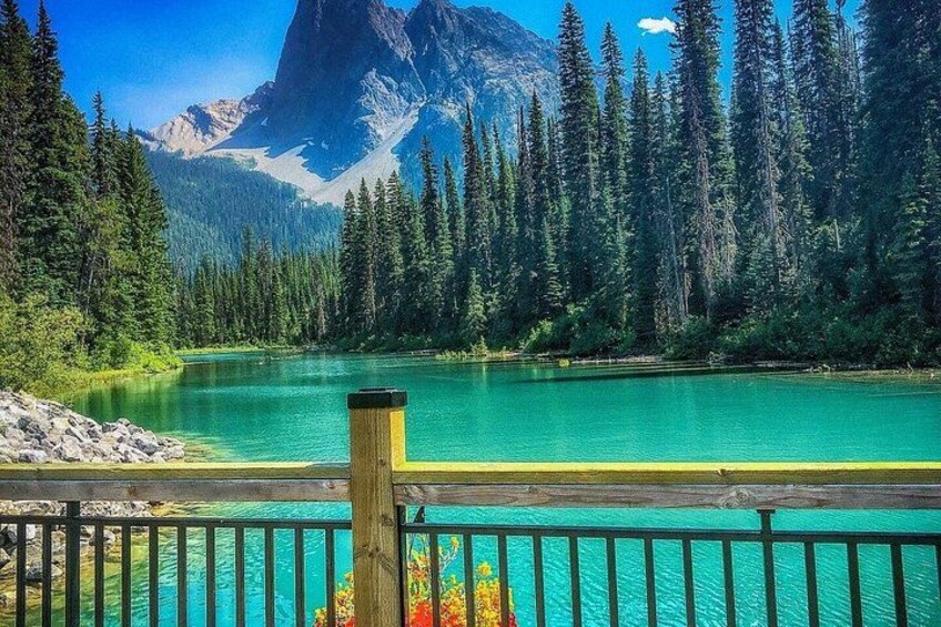 Un lac turquoise, entouré d’une forêt dense et de montagnes. 3
