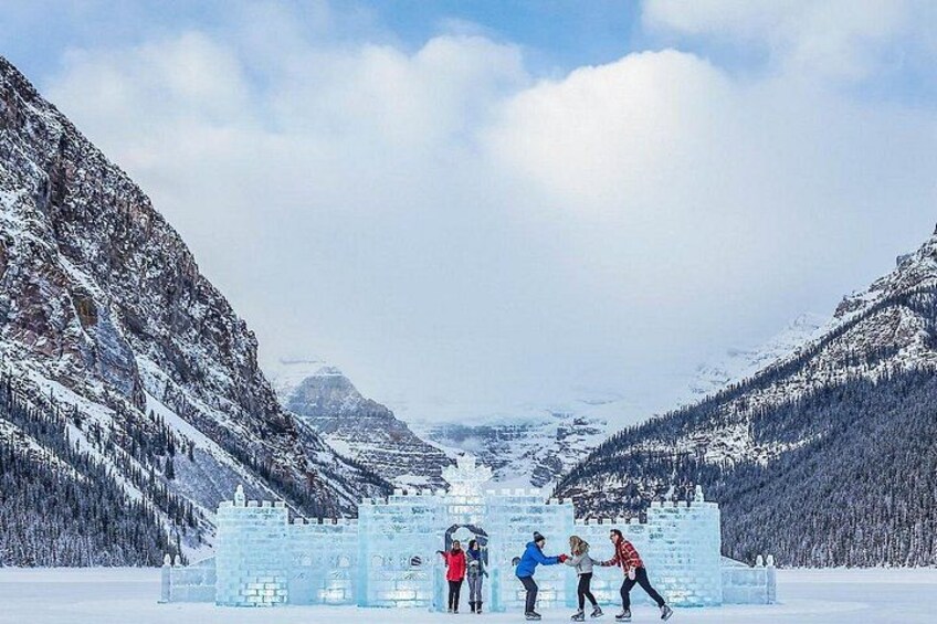 Un paysage enneigé avec une grande structure de glace qui ressemble à un château. 4