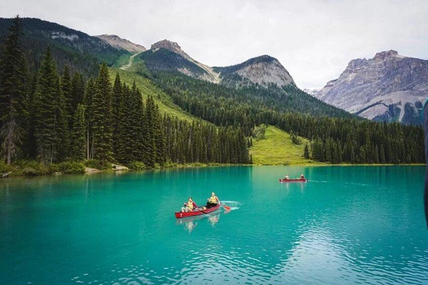 Un lac turquoise, entouré de forêts denses et de montagnes. 5