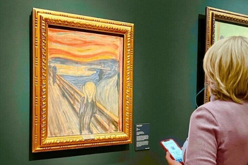 Une personne qui regarde un tableau dans un musée. 2