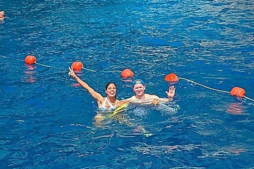 Due persone in piscina con galleggianti. 1