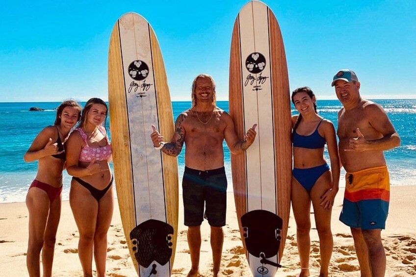 Un groupe de personnes sur une plage, tenant des planches de surf. 1