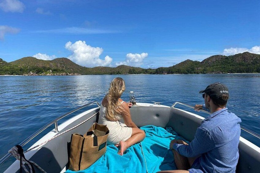 Ein Boot auf einem ruhigen See vor einer Bergkulisse. 5