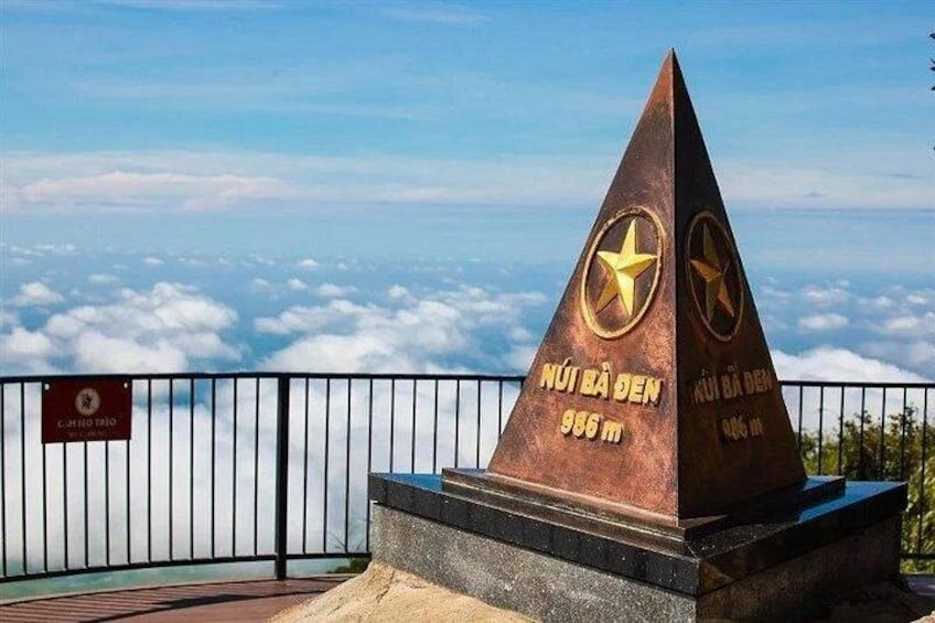Ett trekantigt monument med inskriptioner, ett stjärnmärke och en plakett med en markering för höjden. 4